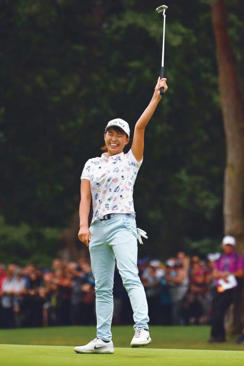 全英女子オープンの優勝で、ゴルフクラブを高く突き上げて見せた“シブコスマイル”は忘れられない（写真／AFP＝時事）