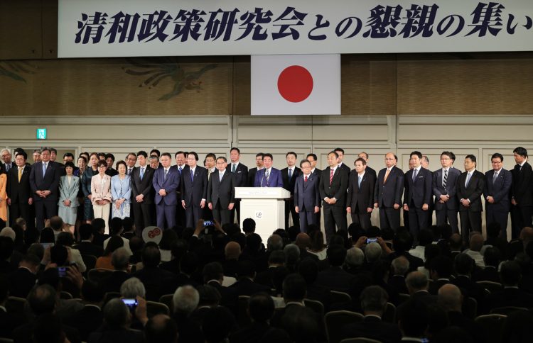 安倍派の所属議員は100人と党内では圧倒的な勢力（写真は今年5月に開かれた安倍派のパーティー／時事通信フォト）