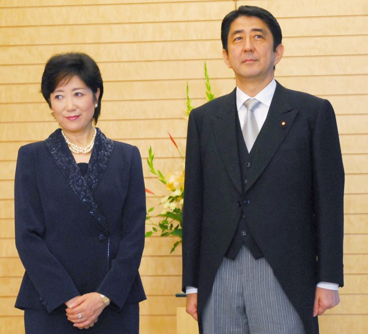 第一次安倍政権のときのツーショット。小池氏は防衛相だった（時事通信フォト）
