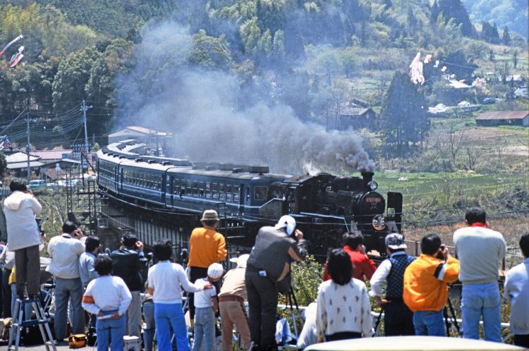 昔から撮影を趣味とする人たちはいた。1985年、C56形蒸気機関車が客車を引いて国鉄水郡線を走る「SL奥久慈号」（イメージ、時事通信フォト）