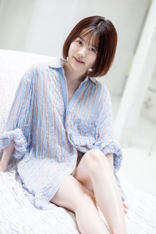 2017年AVデビュー。バスト79cmながらウエスト52cmの細身でＧカップ乳の持ち主