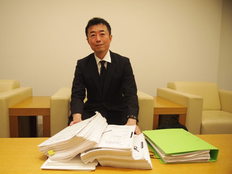 会社での仕事以外の時間は、すべて裁判資料の作成に費やしたという