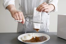 レトルト食品を食べるときの悩みが解消!「つかむ、きる、しぼる」ができるレトルト食品用の多機能ハサミ