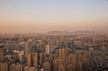 中国経済にデフレ懸念 不動産投機の抑え込みで住宅需要も回復しない悪循環から脱せるか