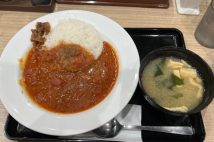 復活した松屋の『トマトカレー』を実食レポ トマトの酸味とにんにくの旨味が効果的で「390円のありがたさ」