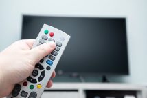「若者のテレビ離れ」はもう古い? テレビ離れする人たちの高齢化「50代でもテレビよりスマホ」