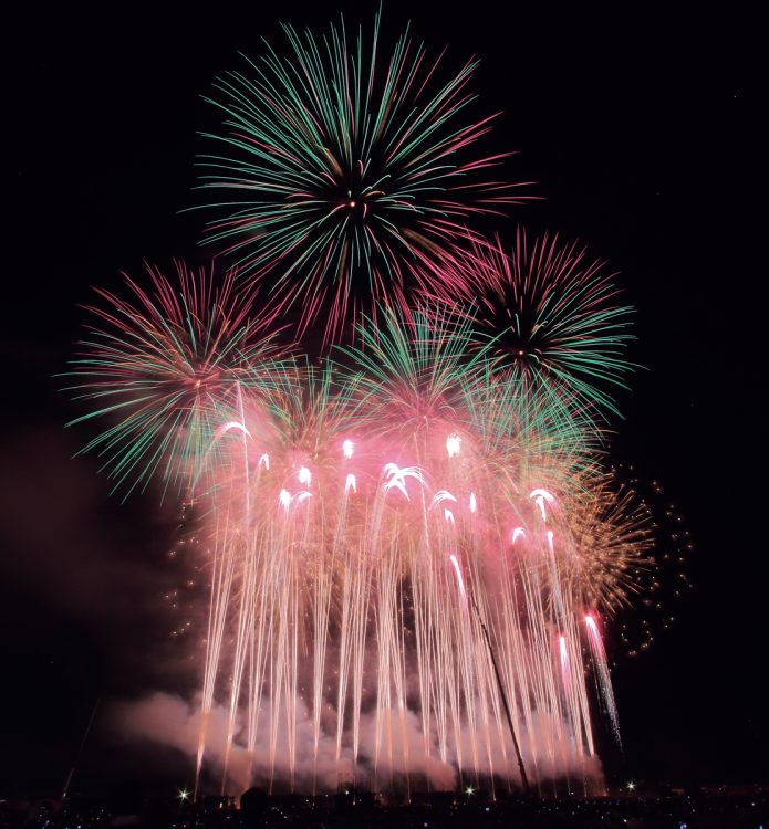 全国の花火名人が腕前を競う