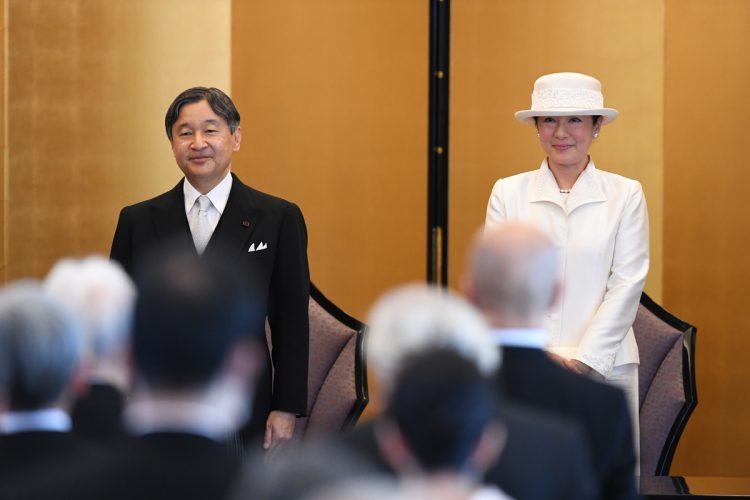 日本芸術院賞授賞式にご登壇された両陛下