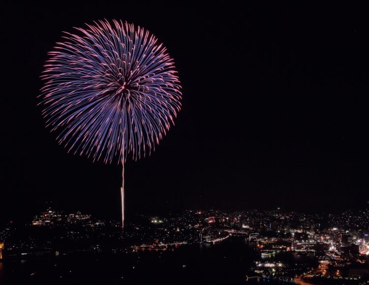 世界新三大夜景と花火の贅沢なダブル鑑賞