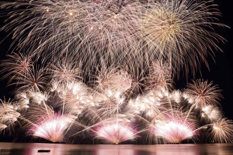 とうろうと花火の神秘的な光景