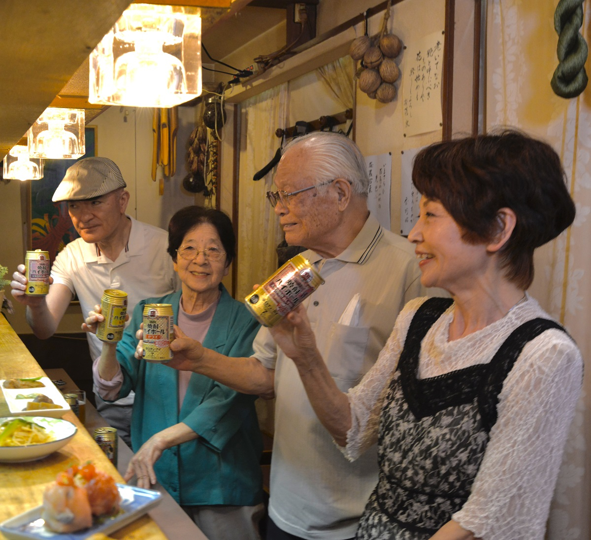 焼酎ハイボールを手に幸せ顔の常連客