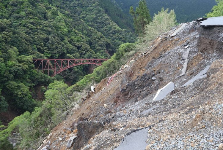 2016年4月14日の熊本地震から2週間後、地震により崩壊した道路と南阿蘇鉄道の第一白川橋梁（時事通信フォト）