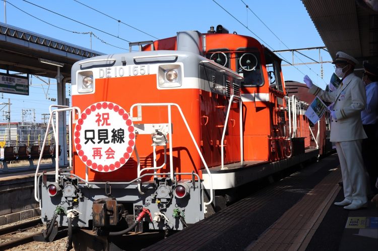 2022年10月1日、全線運転再開を祝う記念列車「再会、只見線号」は約2時間半遅れで会津若松駅を出発した（時事通信フォト）