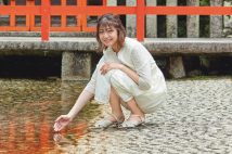 下鴨神社境内の井戸の上に祀られた井上社前の御手洗池で涼む、女優の中村静香さん。「御手洗池の底から湧き上がる水泡をかたどったのが、みたらし団子の発祥と伝わるんですよ」