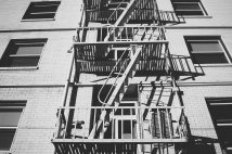 古いマンションだったので外から非常階段経由で出入り自由だった（イメージ）