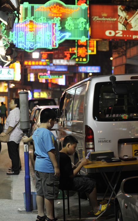 夜、繁華街の路上で遊ぶ子ども。最近の日本ではほとんど見られなくなった（イメージ、時事通信フォト）