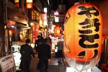 親子連れでも真夜中に子どもを見かけると驚かざるをえない(イメージ、時事通信フォト)