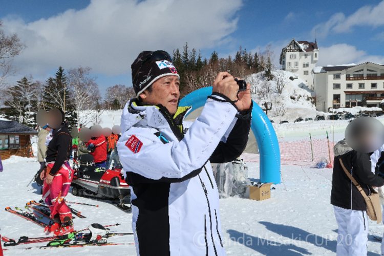 ゲレンデで写真撮影する神田正輝