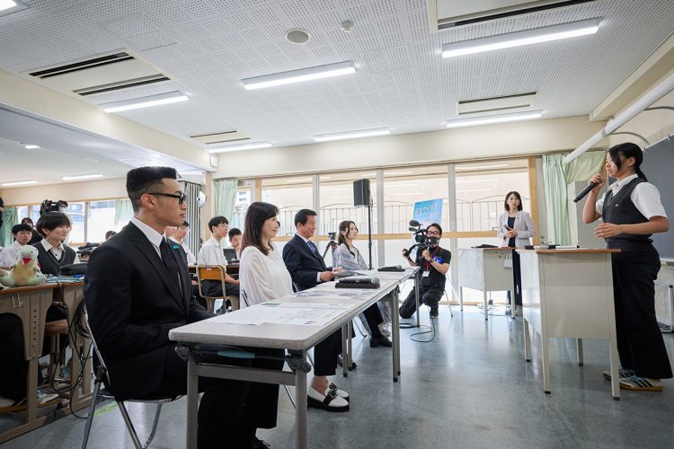 第二部はゼミ室へ場所を移して杉、伍代、関口、中西が参加し、生徒の学習発表を聞いて意見交換を行った