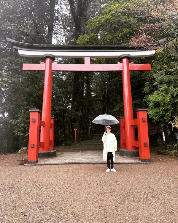 宮崎県の霧島東神社。高千穂峰の標高５００ｍに鎮座し、雨に濡れた境内も幻想的