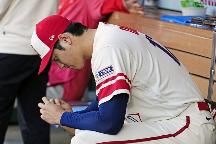 マメができた手をじっと見つめる大谷(写真/共同通信社)