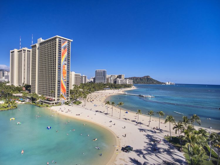 オアフ島最大のプールを有する「ヒルトン ハワイアンビレッジ ワイキキ ビーチリゾート」は１泊２５００コイン〜。
©Hilton Hawaiian Village Waikiki Beach Resort
