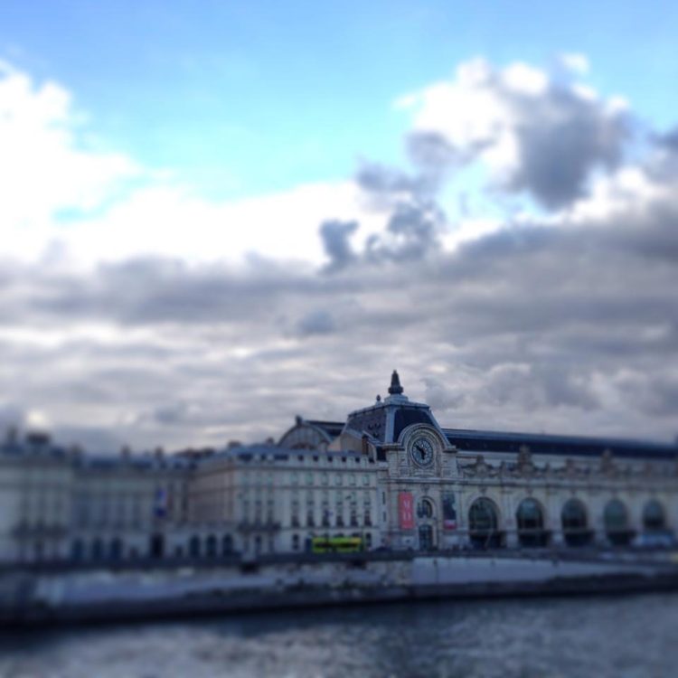 パリ・セーヌ川沿いを朝ラン中の一枚。初めてのパリひとり旅の目的のひとつ、オルセー美術館を望む