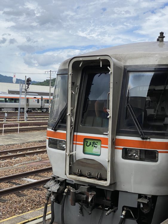 ＂プチ乗り鉄＂という山脇さん。憧れの特急ひだ（旧式のキハ85系）に興奮