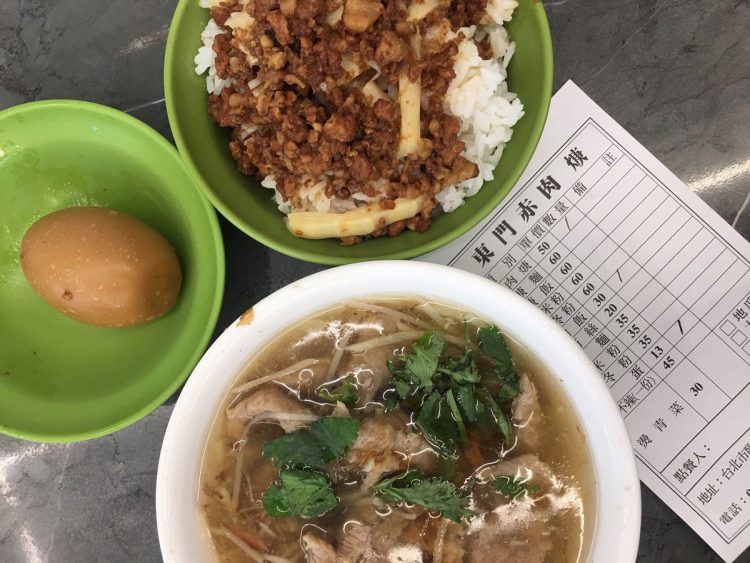 台湾・台北の東門市場の場外にある食堂では、名物「赤肉羹（チーローガン、豚肉のあんかけご飯）」を食す