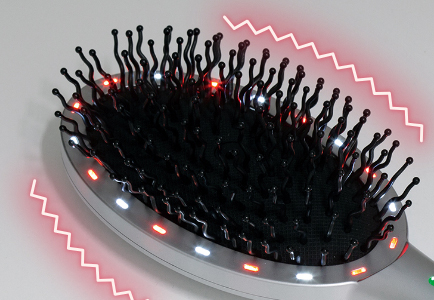 周囲にLEDを配置。122本のピンがしっかり髪をつかむ