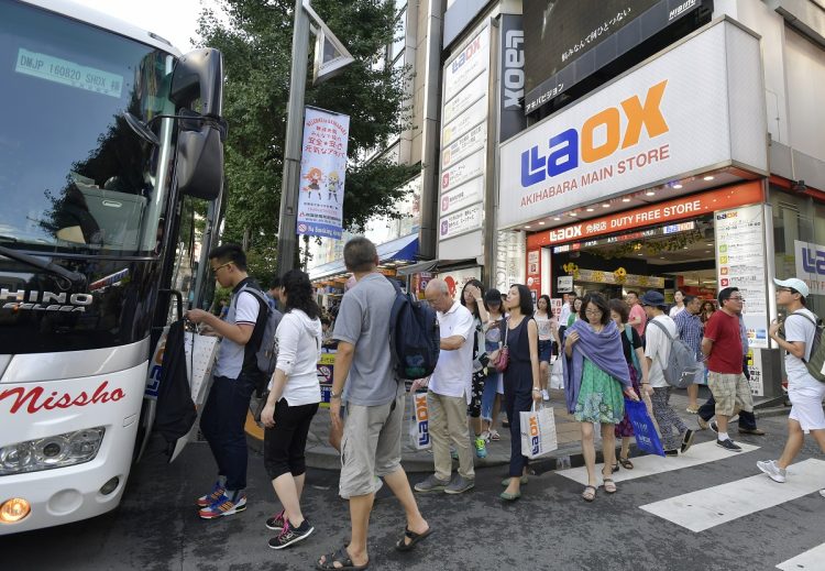 2017年8月、免税店で買い物を終え、バスに乗り込む中国からの観光客（イメージ、時事通信フォト）