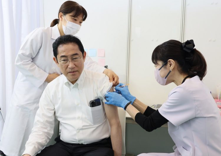 2023年6月24日、6回目の新型コロナウイルスワクチン接種を受ける岸田文雄首相［内閣広報室提供］（時事通信フォト）