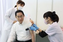 2023年6月24日、6回目の新型コロナウイルスワクチン接種を受ける岸田文雄首相［内閣広報室提供］（時事通信フォト）