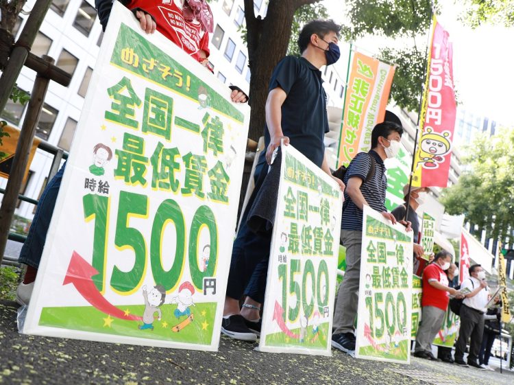 地方で1000円超の時給はまだ珍しいのが現実。最低賃金を1500円に引き上げるよう求める人たち。2022年8月、東京都千代田区（イメージ、時事通信フォト）