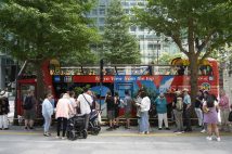東京を観光する外国人訪日客。日本政府観光局が発表した5月の訪日外国人数(推計値)は、前年同月比約13倍の189万8900人だった(時事通信フォト)