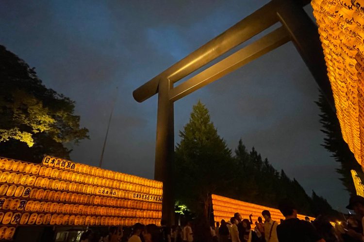 靖国神社には毎年多くの提灯が飾られている