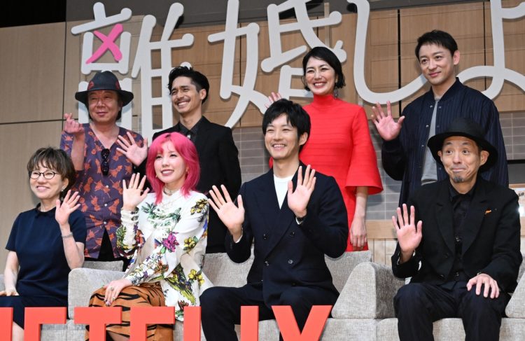 『離婚しようよ』では「色気ダダ漏れ」の演技が評判に（後列左から2番めが錦戸）