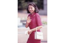 石川県をご訪問された1998年8月の雅子さまは、ビビッドな薄い臙脂色のセットアップ姿だった