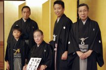 2011年の襲名会見で、猿之助（右から2人目）は段四郎さん（右）とともに笑顔を見せていた