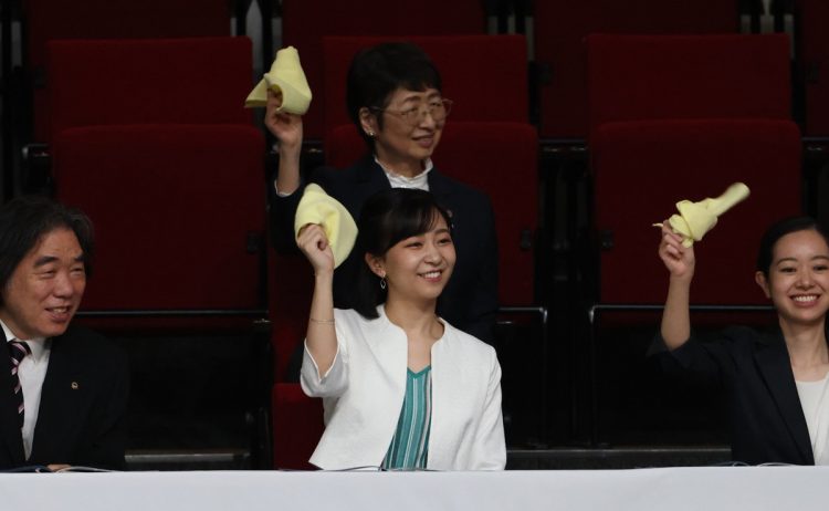 お手振りされるお姿（写真／JMPA）