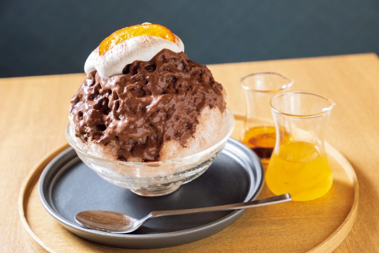ショコラオレンジ 1500円。濃厚なダークチョコレートソースに程よい酸味のオレンジソースを加えることでさっぱりと食べやすい。グランマニエのトッピング（200円）でより大人の味わいに。