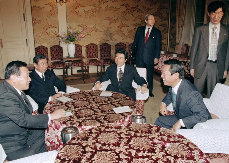 小沢氏は細川政権下で選挙制度改革を主導した（左から森喜朗・自民党幹事長、河野洋平・自民党総裁、細川護熙・首相、小沢一郎・新生党代表幹事。肩書きはいずれも当時）
