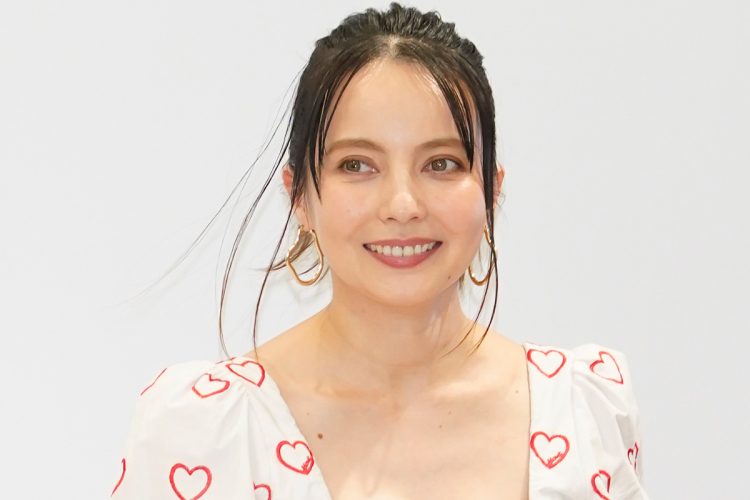 ベッキーがママタレになるのは難しいと、有名人批評に定評のあるライターが考える理由とは？（時事通信フォト）