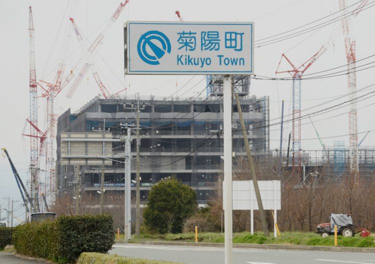 半導体受託製造で世界最大手の台湾積体電路製造（TSMC）などが建設を進めている半導体製造工場。工場予定地がある熊本県菊陽町は公示地価が上昇した（時事通信フォト）