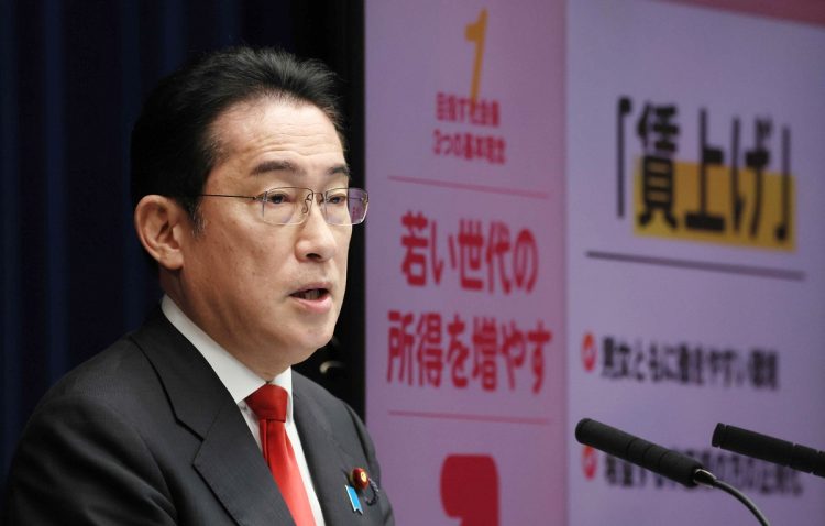 岸田文雄首相は日本の最低賃金の全国加重平均を2022年の961円から1000円へ上げる目標を示した（時事通信フォト）