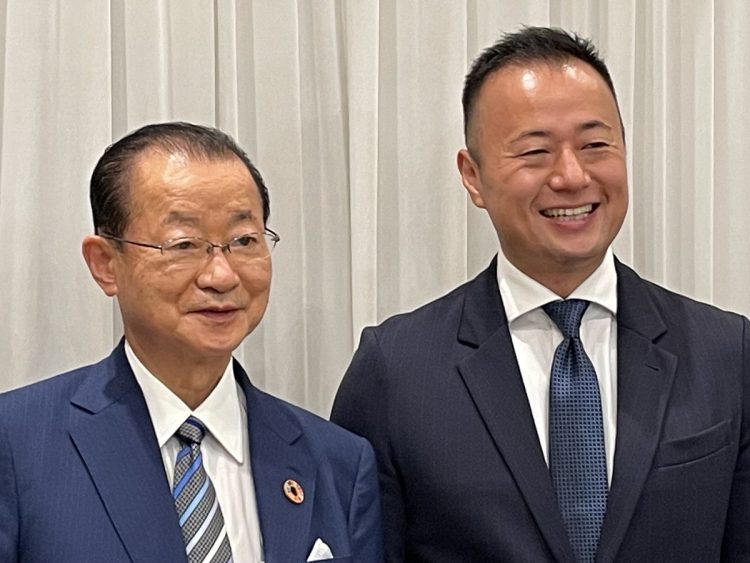 父は官房長官を務めた河村建夫氏（左）