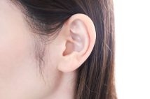 近年、難聴のリスクとして指摘されているのが「認知症」との関係(イメージ)