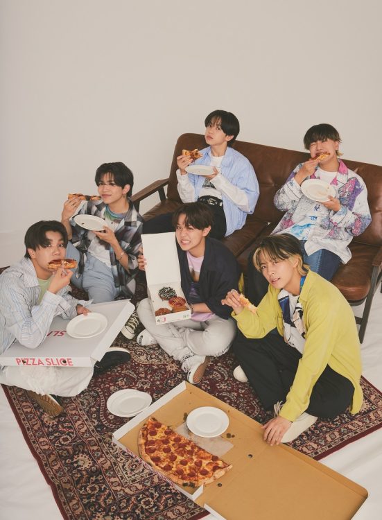 ピザを頬張り“わちゃわちゃホムパ”を楽しむLIL LEAGUE