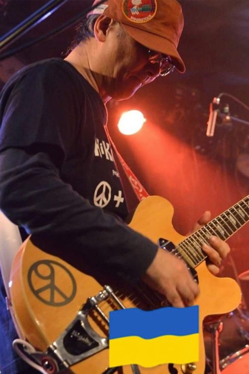 ライブでギターを演奏する田村容疑者（本人のFacebookより）