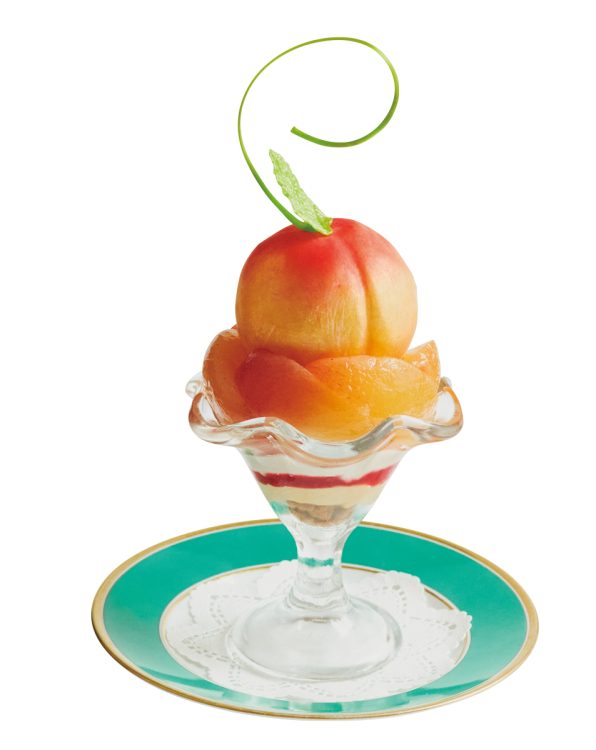 山の上ホテルコーヒーパーラーヒルトップの『白桃（数量限定）』。大きな桃形の飴細工のなかにはシャーベットとアイス。白桃のコンポートとクリームはコクがありつつサッパリ。